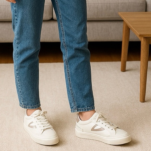Tretorn Serve White & Grey Women’s Vegan Sneakers Size 9 Lightweight Comfort NWT - Picture 1 of 11
